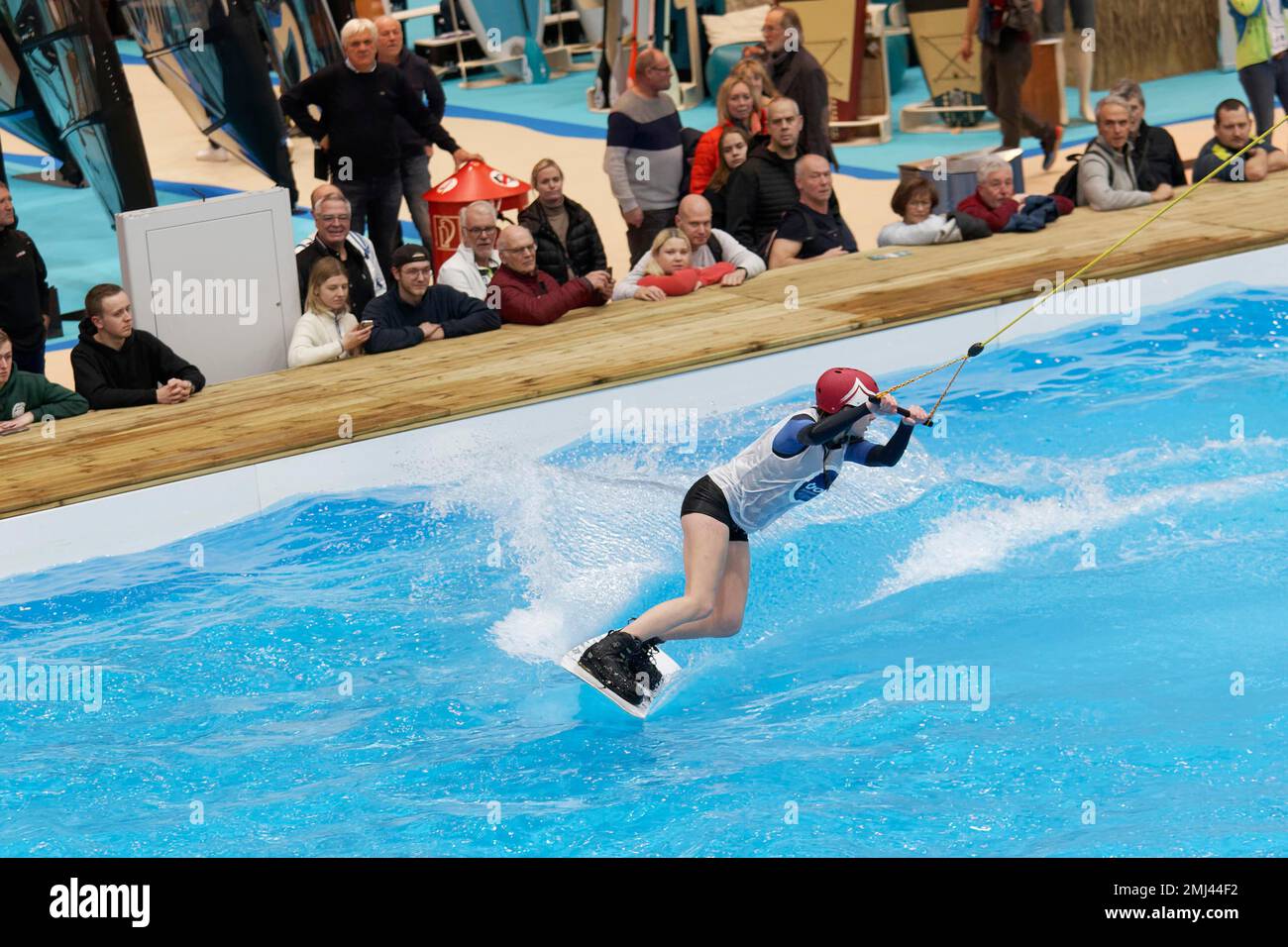 Wakeboarder gleitet über Wasser, mit Aufzug gezogen, Hallenbad, Vorführung auf der Wassersportmesse Boot, Düsseldorf, Nordrhein-Westfalen, Deutschland Stockfoto