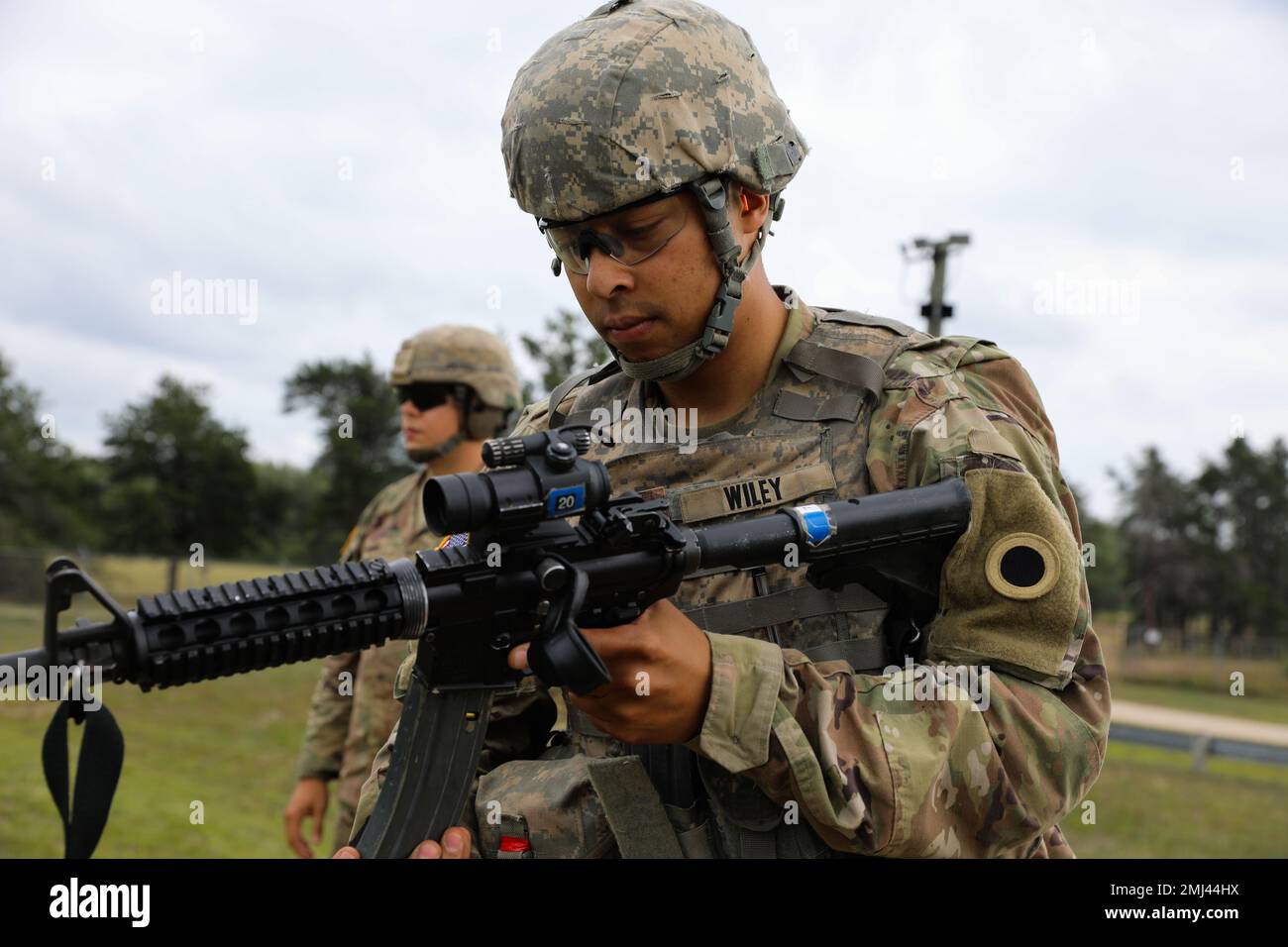 USA Army 1. LT. Brentten Wiley, militärischer Geheimdienstoffizier des 37. Infanterie-Brigaden-Kampfteams, lädt eine Zeitschrift in seinen M4A1-Karabiner in Camp Grayling, Michigan, 25. August 2022. Soldaten des IBCT 37. führten den neuen M4A1-Qualifizierungskurs durch, bei dem Soldaten durch die Integration von Hilfsbarrieren, das unaufgefordert neue Laden von Magazinen und eine Vielzahl von Positionsänderungen herausgefordert werden, um sicherzustellen, dass sie besser vorbereitet und bereit für den Kampf sind. Stockfoto