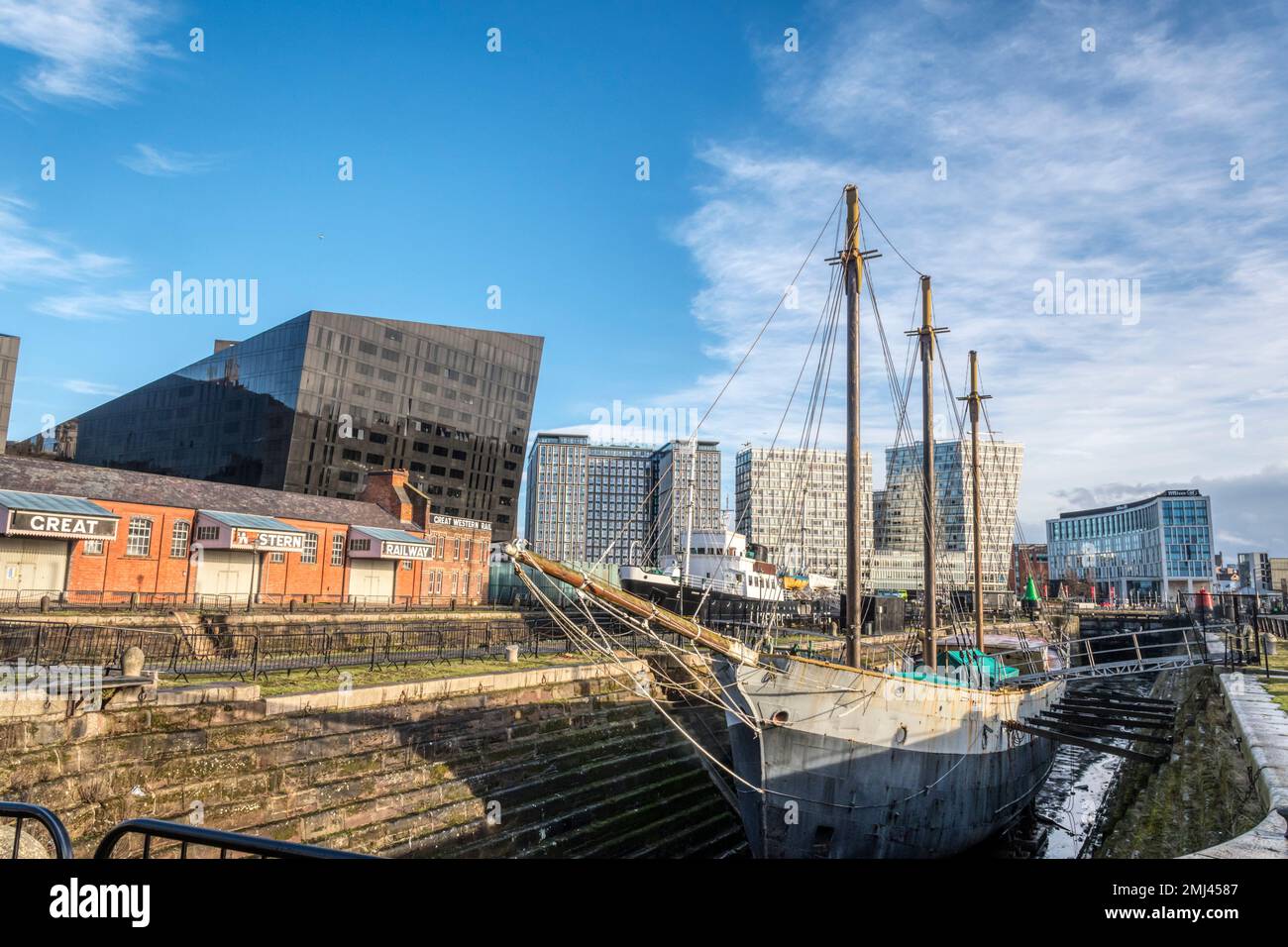 De Wadden, ein Schoner mit drei Masten, im Trockendock in Liverpool. Das letzte funktionierende Schiff auf der Mersey, das Segel benutzte, ist jetzt Teil des Maritime Museum. Stockfoto