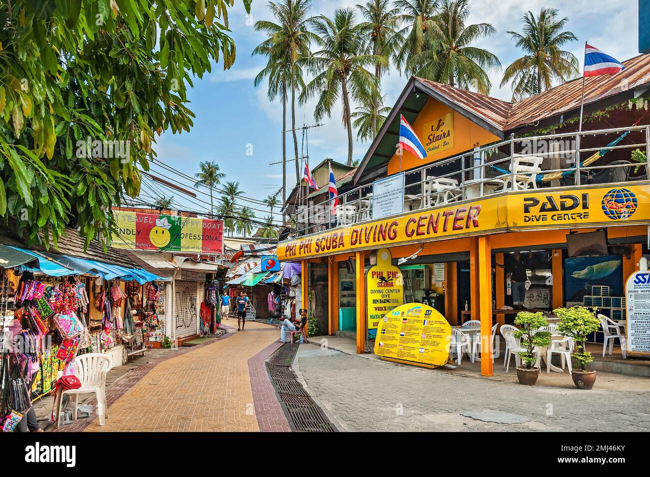 Hauptstraße mit Tauchzentrum auf der Insel Ko Phi Phi, Phuket, Thailand Stockfoto