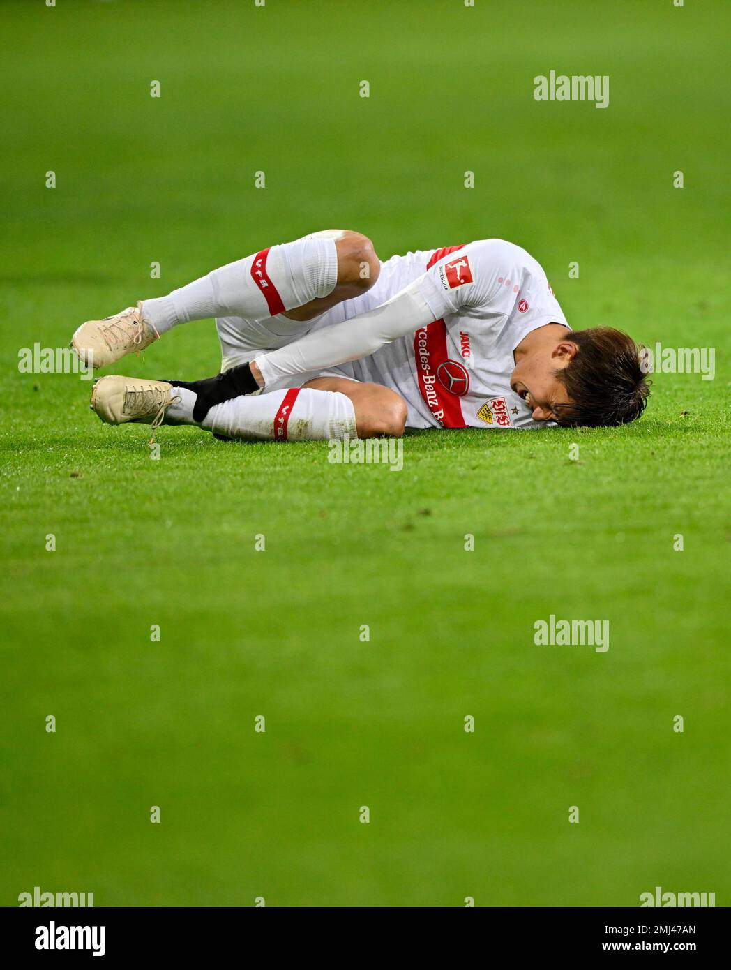 Hiroki Ito VfB Stuttgart (21) verletzt am Boden, PreZero Arena, Sinsheim, Baden-Württemberg, Deutschland Stockfoto