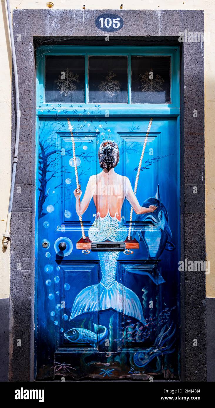 Wandgemälde, farbenfrohe bemalte Tür, Meerjungfrau Funchal, Madeira, Portugal Stockfoto