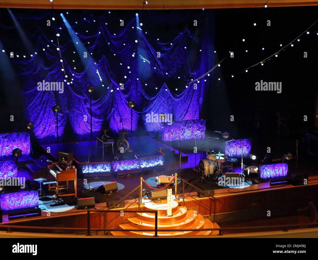 Nashville, Tennessee/USA=20. Januar 2023. Die Ryman Auditorium Bühne unter blauen und violetten Lichtern am 20. Januar 2023 mit Musikinstrumenten. Stockfoto