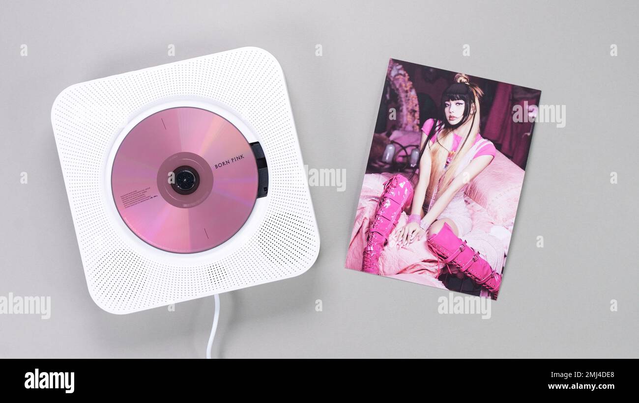 BlackPink BORN PINK 2. Album Fotokarte zum Sammeln mit Lisa auf Grau. Pinkfarbene Musik-CD im Player. Südkoreanische Mädchengruppe BlackPink. Platz für Text Stockfoto