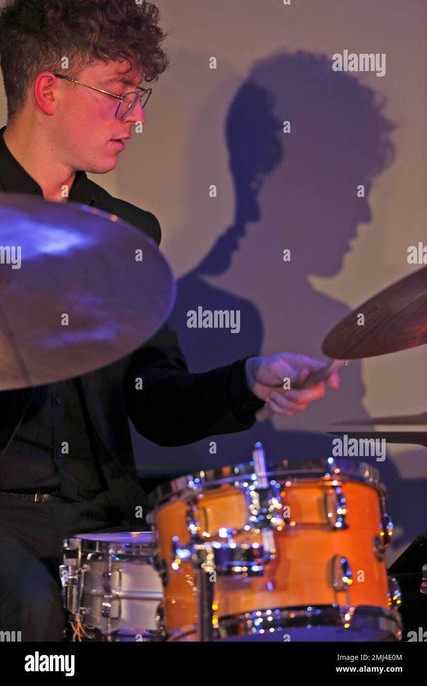 Jazz-Schlagzeuger Lucas Rauch vom Gerold Heitbaum Quartett in Konzert, Dessau-Rosslau, Sachsen-Anhalt, Deutschland Stockfoto