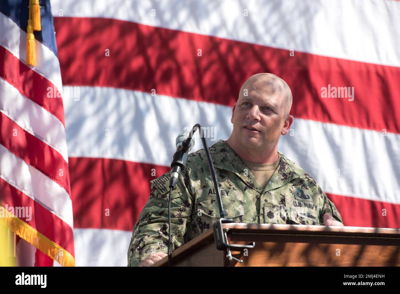 220825-N-GX935-9383 VIRGINIA BEACH, VA (25. August 2022). Cmdr. Douglas Alley, Befehlshaber der Schulung und Bewertung zur Entsorgung explosiver Stoffe (EODTEU) 2, spricht während der Zeremonie zum Kommandowechsel der EODTEU 2 auf der Joint Expeditionary Base Little Creek-Fort Story vor der Menge. Unter der Leitung des Befehlshabers der Explosivstoff-Entsorgungsgruppe (EODGRU) 2 überwacht EODTEU 2 die Ausbildung aller an der Ostküste ansässigen EOD- und mobilen Tauch- und Bergungseinheiten sowie EOD Mobile Unit (EODMU) 8 mit Sitz in Rota, Spanien. Stockfoto