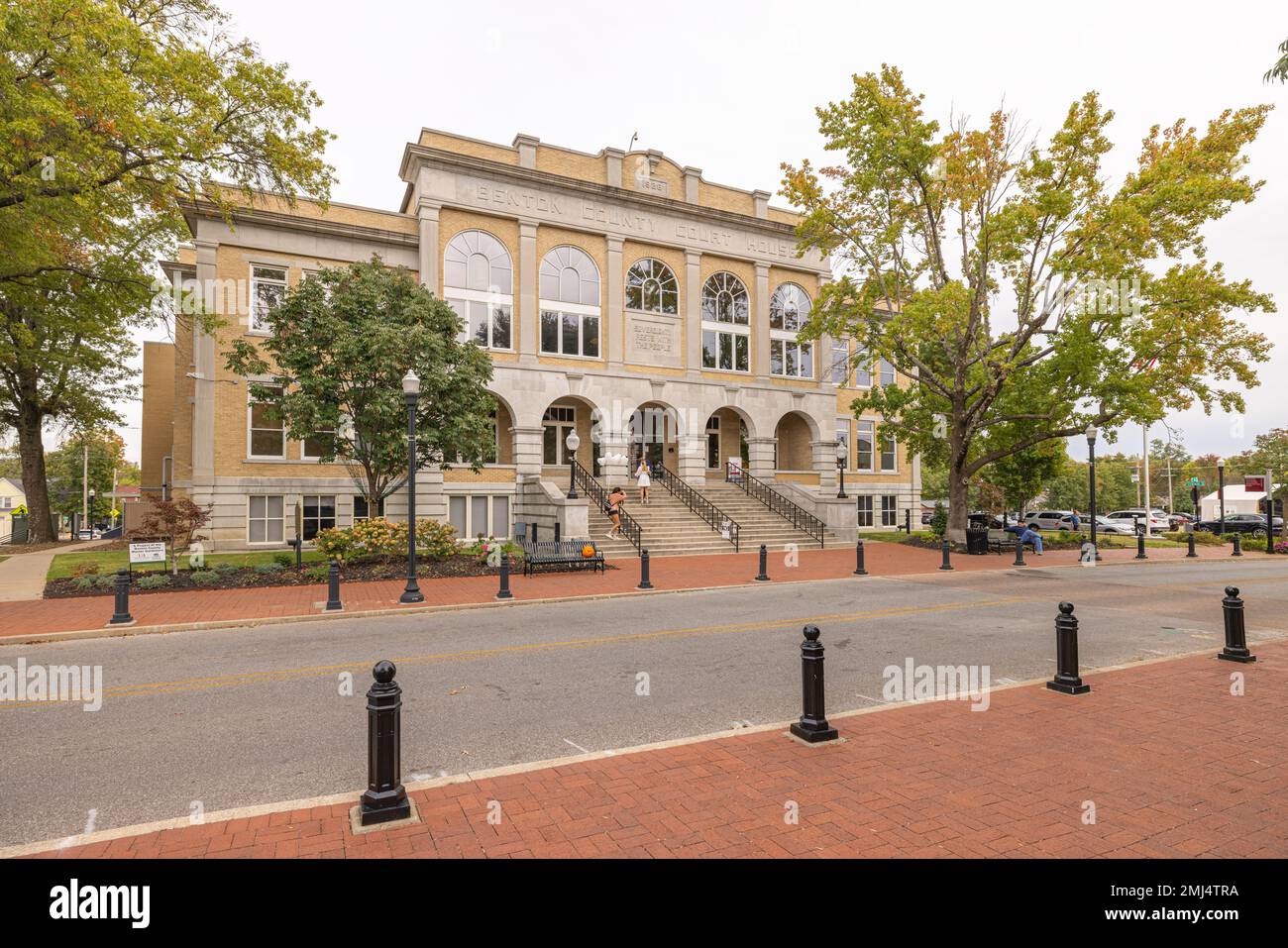Bentonville, Arkansas, USA - 16. Oktober 2022: Das Benton County Courthouse Stockfoto