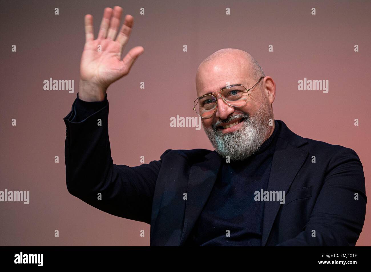Turin, Italien. 27. Januar 2023 Stefano Bonaccini, Kandidat für das Amt des Sekretärs der PD (Demokratische Partei), hat während eines Ereignisses im Rahmen seines Wahlkampfes für die Primärwahlen der PD Gesten gezeigt. Am 26. Februar finden die Primärwahlen der Polizei statt, bei denen Stefano Bonaccini, Gianni Cuperlo, Paola De Micheli und Elly Schlein um die Rolle des Staatssekretärs kämpfen werden. Kredit: Nicolò Campo/Alamy Live News Stockfoto