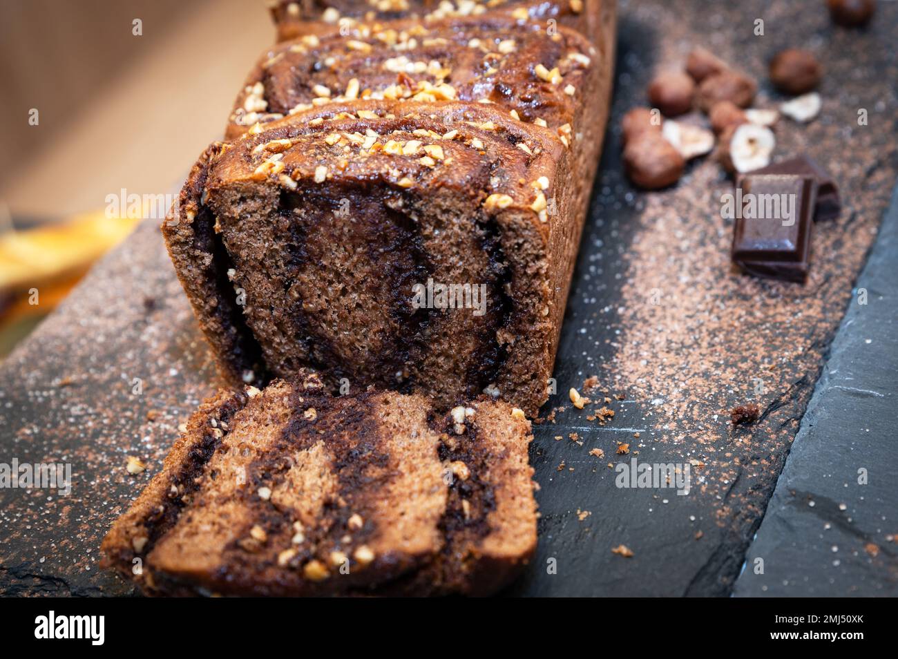 Wunderschöner und geschmackvoller Schokoladenkuchen, der zum Essen bereitsteht Stockfoto