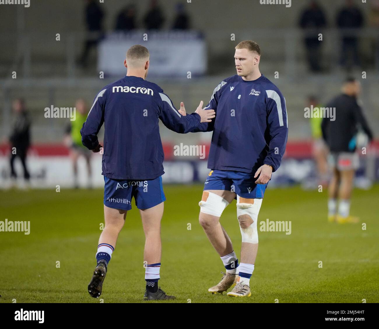 Eccles, Großbritannien. 27. Januar 2023. Jean-Luc Du Preez #8 von Sale Sharks begrüßt seinen Bruder Rob Du Preez, der während des Gallagher-Premiership-Spiels Sale Sharks vs Bath Rugby im AJ Bell Stadium, Eccles, Großbritannien, am 27. Januar 2023 seinen 100. Auftritt für Haie feiert (Foto von Steve Flynn/News Images) in Eccles, Vereinigtes Königreich am 1/27/2023. (Foto: Steve Flynn/News Images/Sipa USA) Guthaben: SIPA USA/Alamy Live News Stockfoto