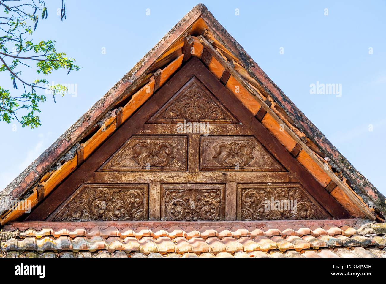 Holzgiftdach in einem Resort-Hotel in Indien, Alappuzha, Kerala. Holzdachstruktur, traditioneller indischer Stil. Eco Design-Konzept. Höhenklasse Stockfoto