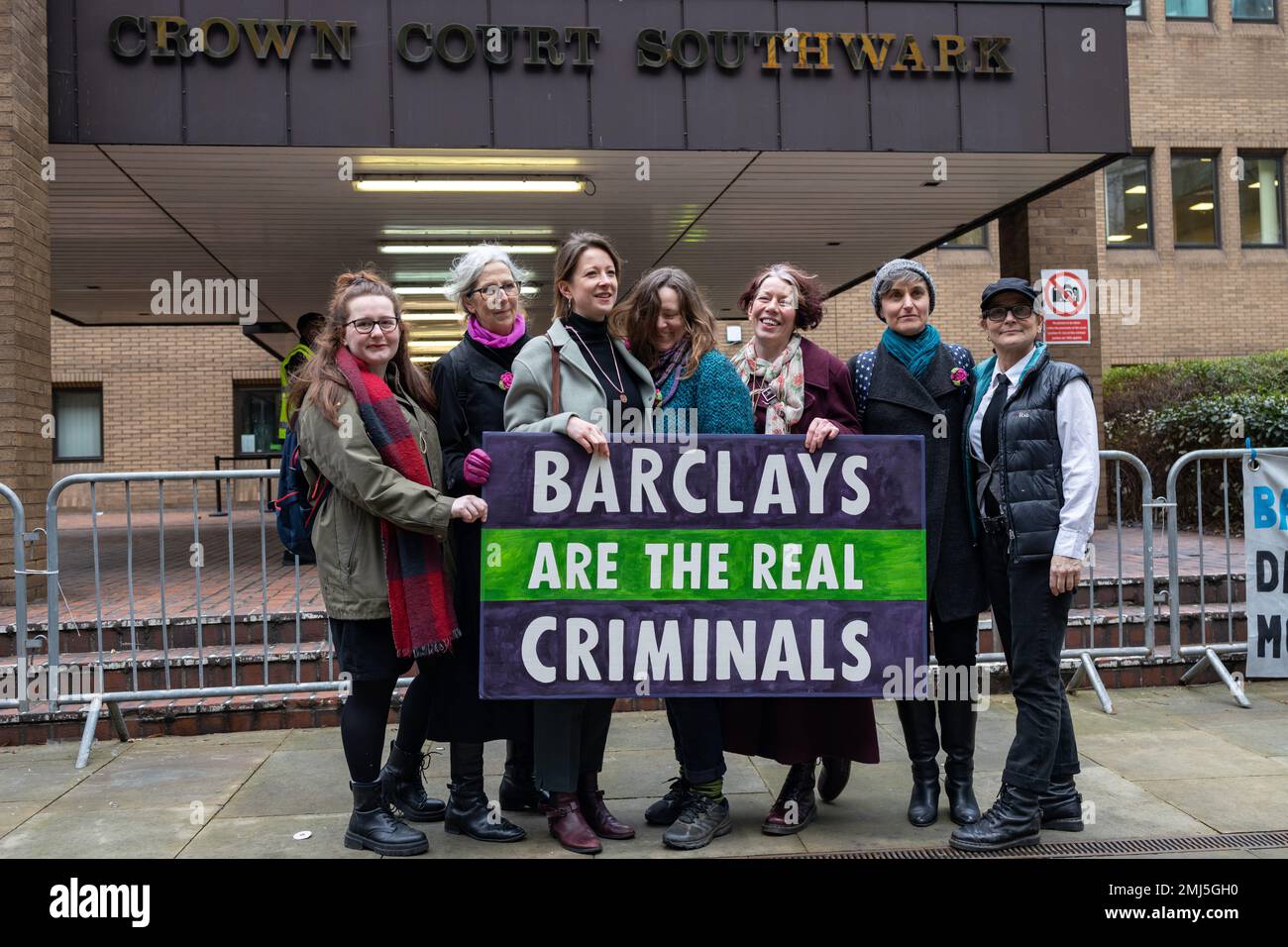London, England, Vereinigtes Königreich 27. Januar 2023 The Barclays sieben Frauen, die wegen des Einschlags der Fenster der Barclays Bank im April 2021 für schuldig befunden wurden, werden vor dem Southwark Crown Court verurteilt. Sie verließen Jubilant, nachdem sie Bewährungsstrafen zwischen 6 und 8 Monaten erhalten hatten. Kredit: Denise Laura Baker/Alamy Live News Stockfoto