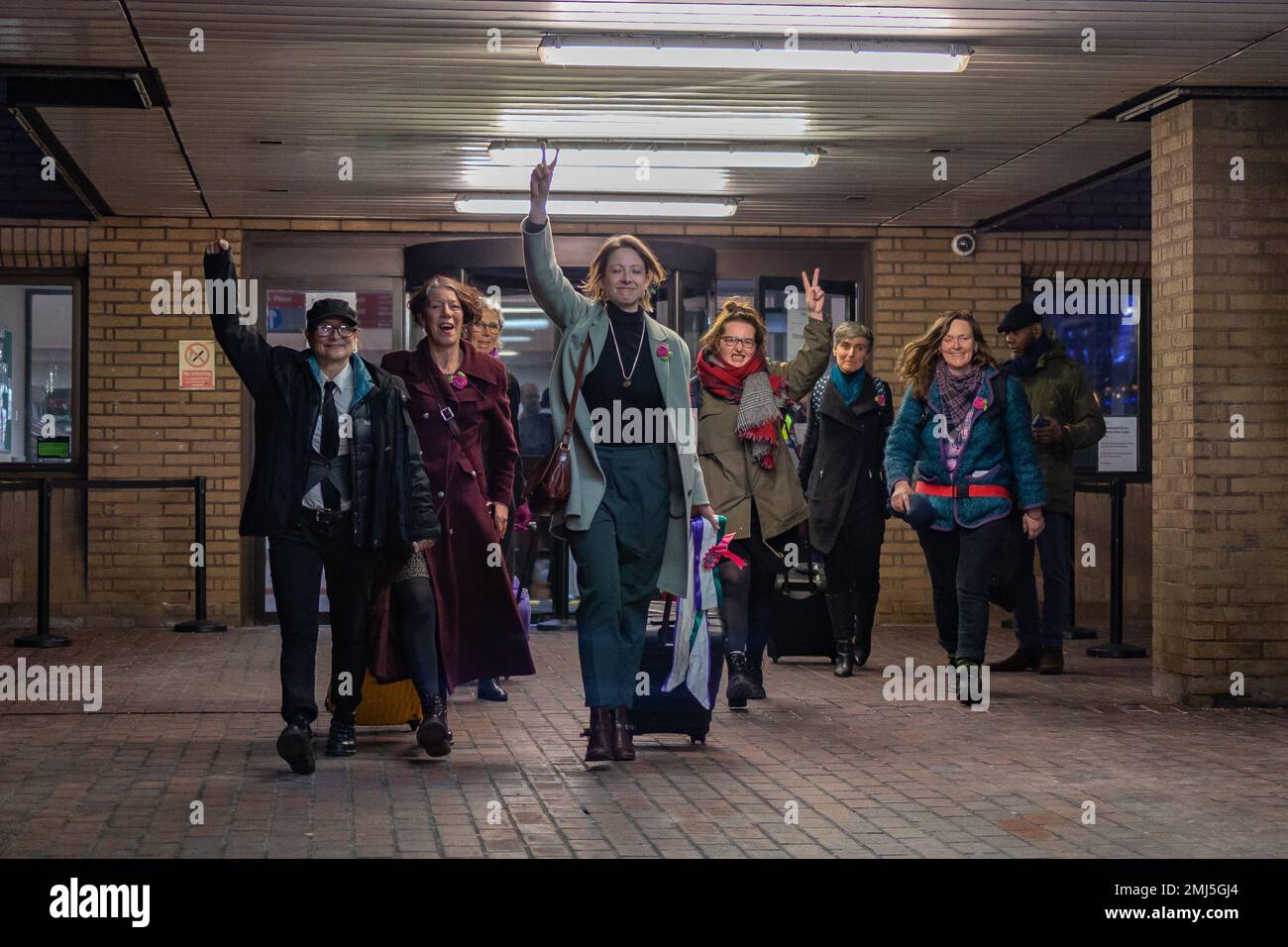 London, England, Vereinigtes Königreich 27. Januar 2023 The Barclays sieben Frauen, die wegen des Einschlags der Fenster der Barclays Bank im April 2021 für schuldig befunden wurden, werden vor dem Southwark Crown Court verurteilt. Sie verließen Jubilant, nachdem sie Bewährungsstrafen zwischen 6 und 8 Monaten erhalten hatten. Kredit: Denise Laura Baker/Alamy Live News Stockfoto