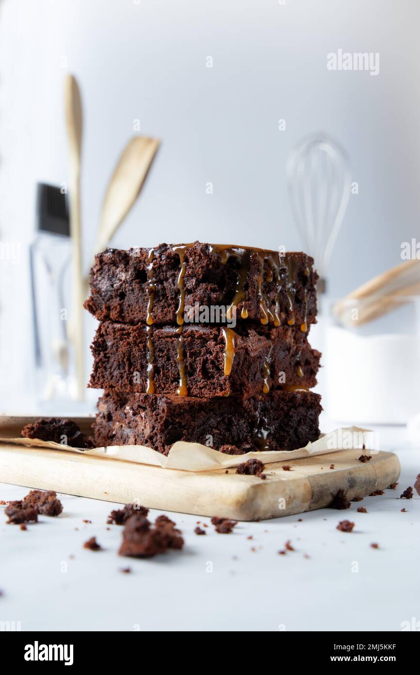 Gesalzener Karamell-Schokoladen-Brownie mit weißem Hintergrund Stockfoto