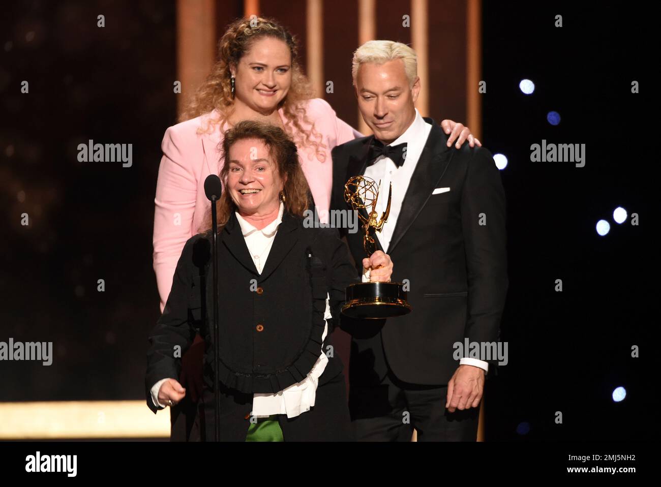 EXCLUSIVE - Marina Reti, from left, Donna Zakowska and Tim McKelvey accept the award for outstanding period costumes for "The Marvelous Mrs. Maisel - We're Going To The Catskills!" on night two of the Television Academy's 2019 Creative Arts Emmy Awards on Sunday, Sept. 15, 2019, at the Microsoft Theater in Los Angeles. (Photo by Phil McCarten/Invision for the Television Academy/AP Images) Stockfoto