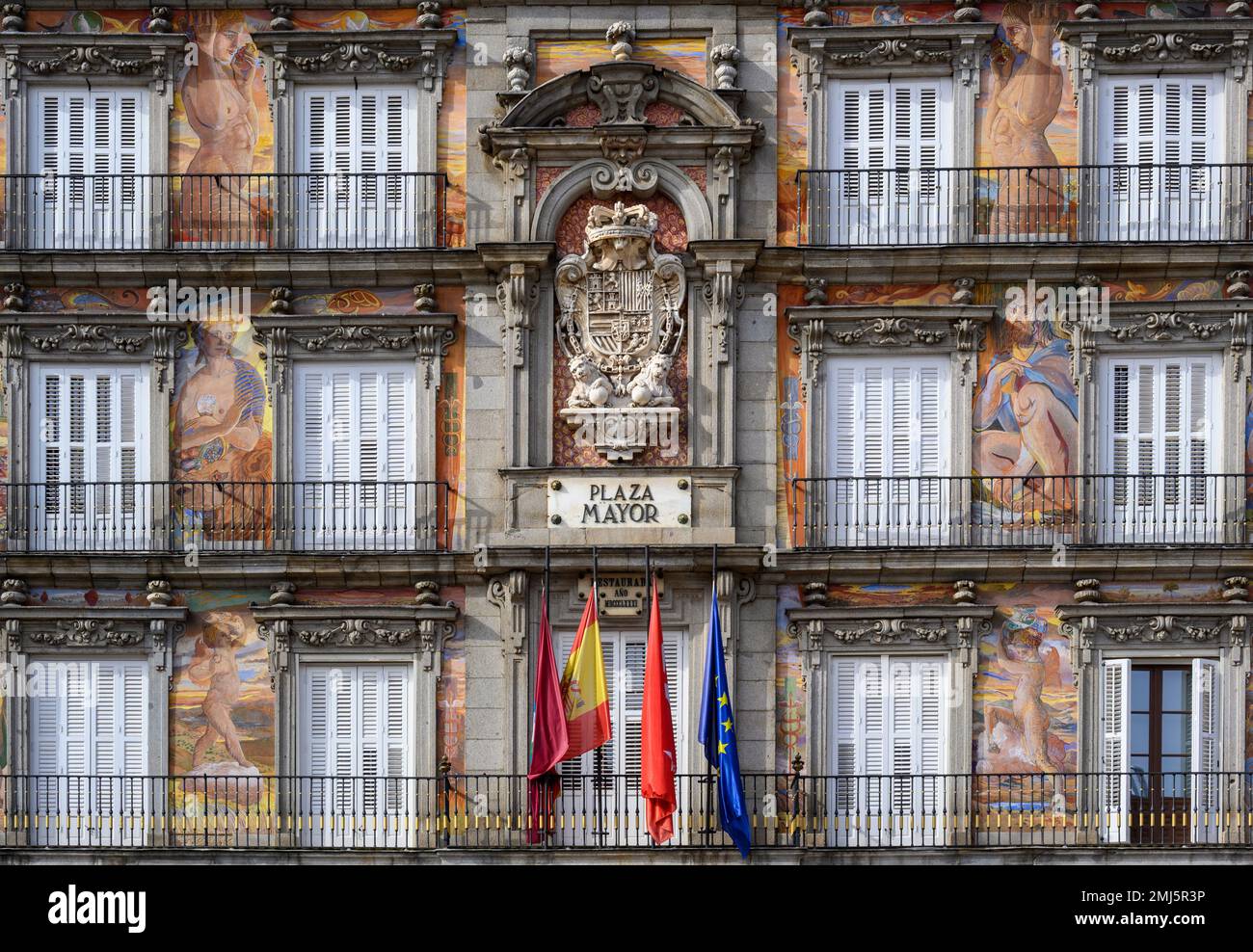 Wandgemälde und architektonische Details zum Gebäude an der Plaza Mayor in Madrid Centro, Spanien. Stockfoto
