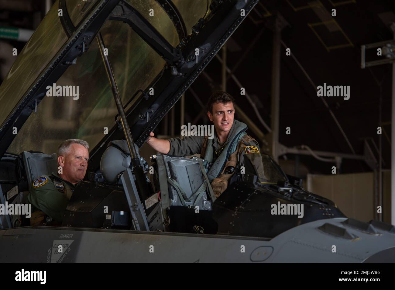 USA Air Force LT. James Jacobson, Left, Pacific Air Forces Deputy Commander, und Captain Andrew Barto, Right, 14. Kampfgeschwaderpilot, bereiten Sie sich auf einen F-16-Flug vor, der während eines PACAF-Führungsbesuchs auf dem Luftwaffenstützpunkt Misawa, Japan, am 25. August 2022 um einen Vertrautmachen-Flug kämpft. Jacobson besuchte Misawa, um mehr darüber zu erfahren, wie die Basis Airmen unterstützt, die weiterhin Frieden und Stabilität in der gesamten Region Indo-Pacific gewährleisten. Stockfoto