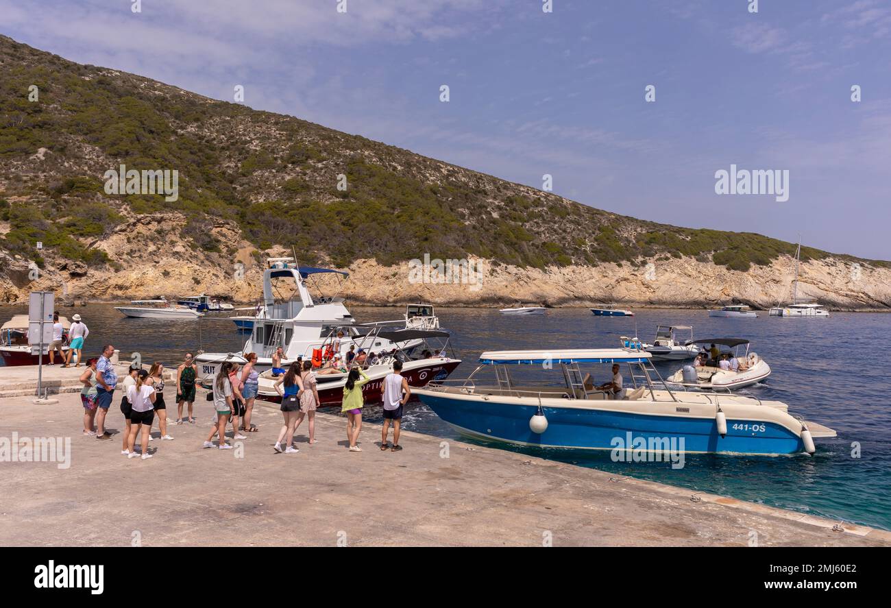 INSEL BISEVO, KROATIEN, EUROPA - Touristen stehen in der Warteschlange für eine Tour durch die Blaue Höhle in der Nähe der Insel Vis in der Adria. Stockfoto
