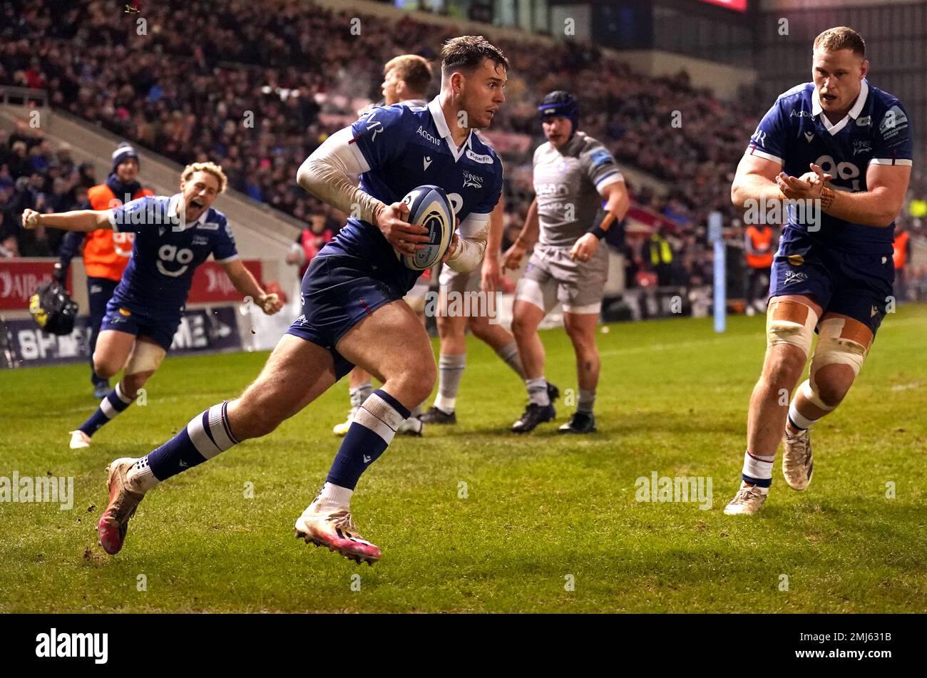 Tom Roebuck von Sale Sharks erzielt beim Gallagher Premiership-Spiel im AJ Bell Stadium in Salford den dritten Versuch seiner Seite. Foto: Freitag, 27. Januar 2023. Stockfoto