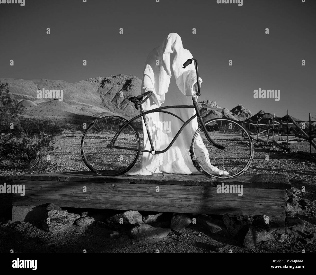 Skulptur „Ghost Rider“ mit Fahrrad im Freiluftmuseum in der Nähe der Geisterstadt Rhyolite Nevada. Stockfoto