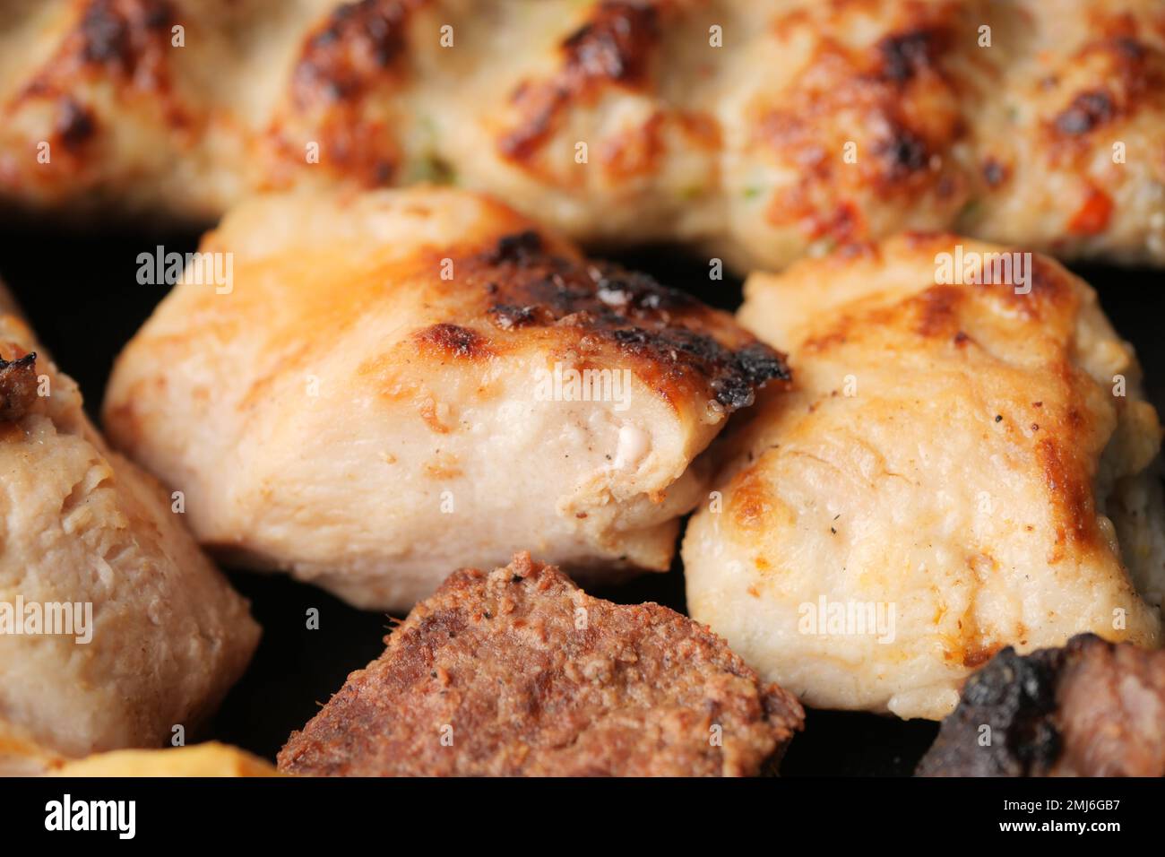 Seekh Kabab, Naan-Brot und Sauce auf einem Teller Stockfoto