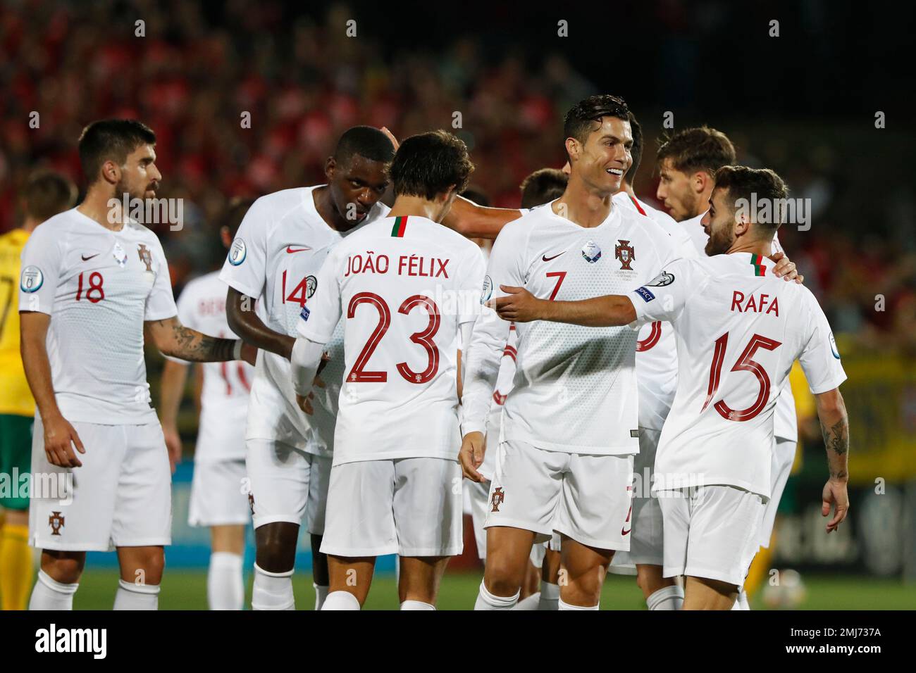 Portugal's Cristiano Ronaldo, center right, celebrates with teammates after scoring his side's second goal during the Euro 2020 group B qualifying soccer match between Lithuania and Portugal at LFF stadium in Vilnius, Lithuania, Tuesday, Sept. 10, 2019. (AP Photo/Mindaugas Kulbis) Stockfoto