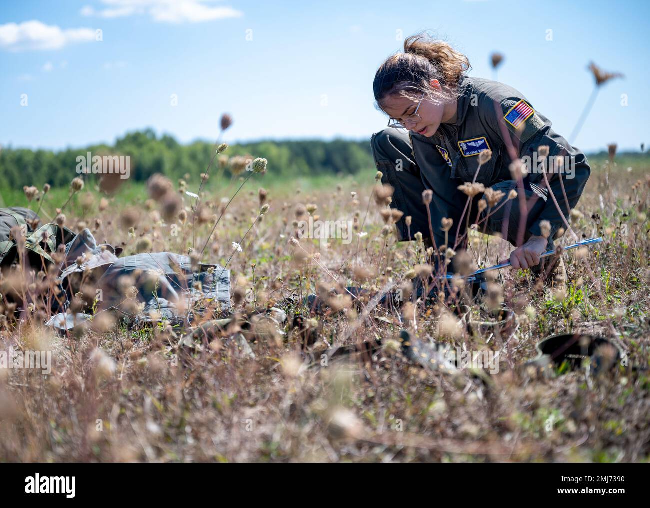 USA Air Force Senior Airman Abby Murphy, 86. Operations Support Squadron Loadron, zerlegt einen Fallschirm während der Abwurfaktion auf der Basis Aérienne Grostenquin, Frankreich, 26. August 2022. Die Flugzeuge am Boden der Abwurfstelle nutzten mobile Link 16-Bodengeräte, die es ihnen ermöglichten, Informationen früher auszutauschen, indem sie das Flugpersonal aus viel größerer Entfernung kontaktierten als mit herkömmlichen Sprachkommunikationssystemen. Stockfoto