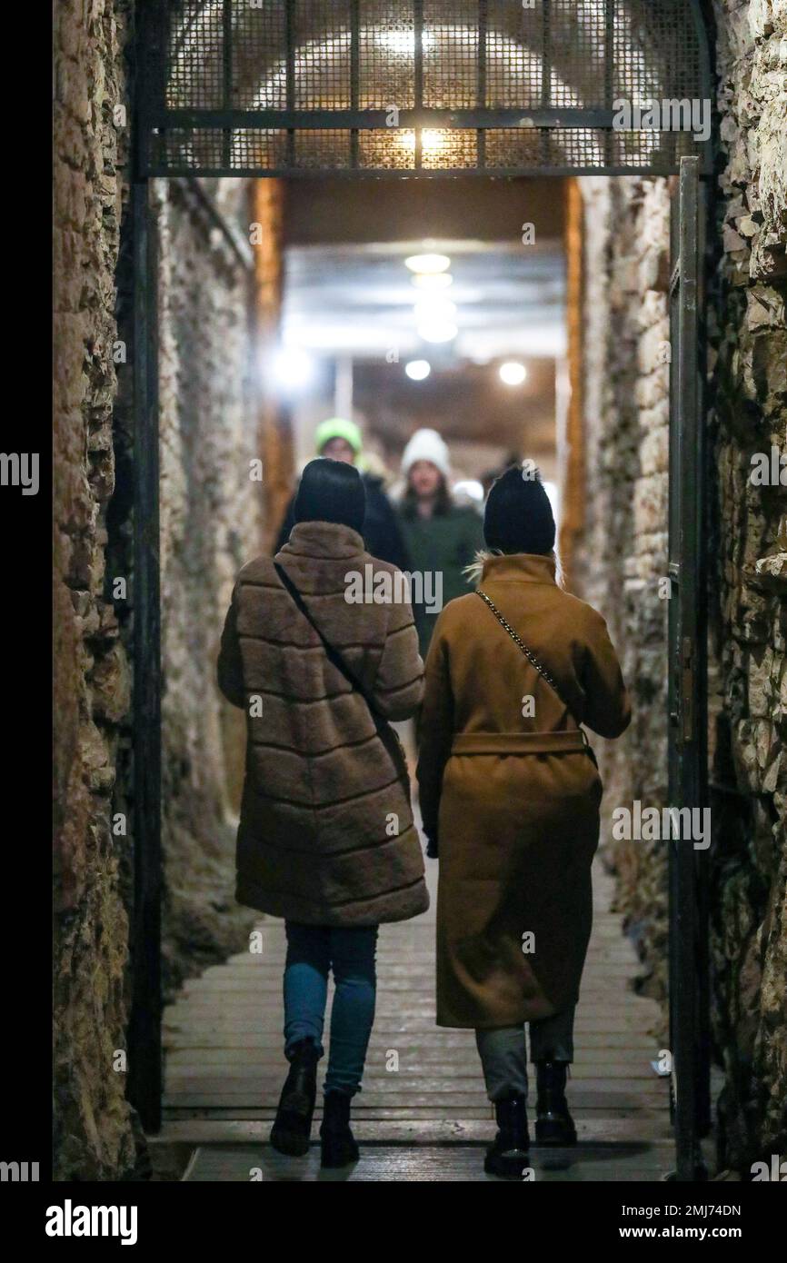 Bürger bei einem Besuch der Arena Pula am 18. Abend des Museums in Pula, Kroatien am 27. Januar 2023. Der Museumsabend findet jedes Jahr in Kroatien statt, und viele Museen bieten den Bürgern freien Eintritt. Foto: Srecko Niketic/PIXSELL Stockfoto