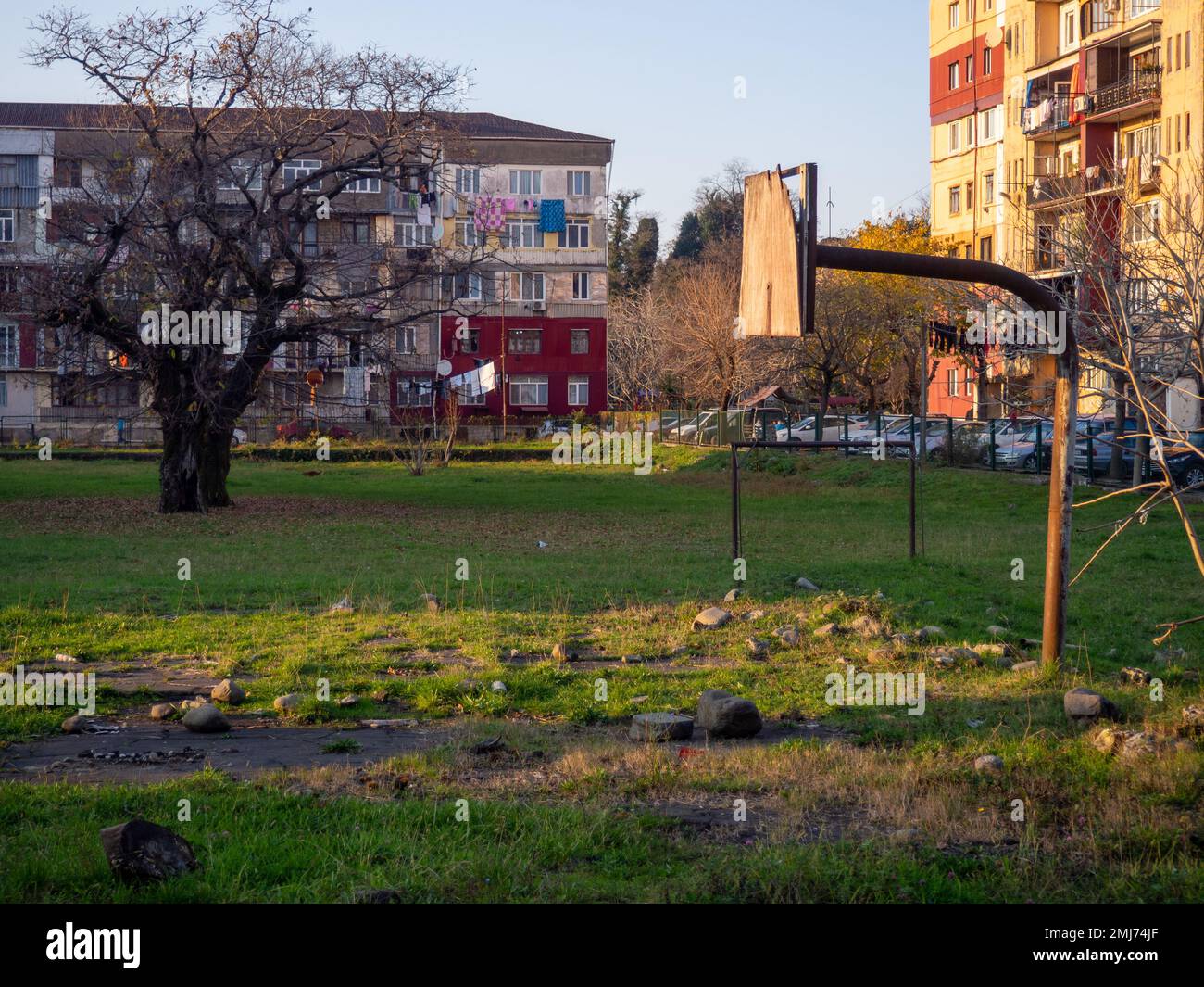 Ein verlassener Basketballplatz. Ein altes Basketball-Backboard ohne Ring. Spiel auf dem Hof. Sportbau Stockfoto