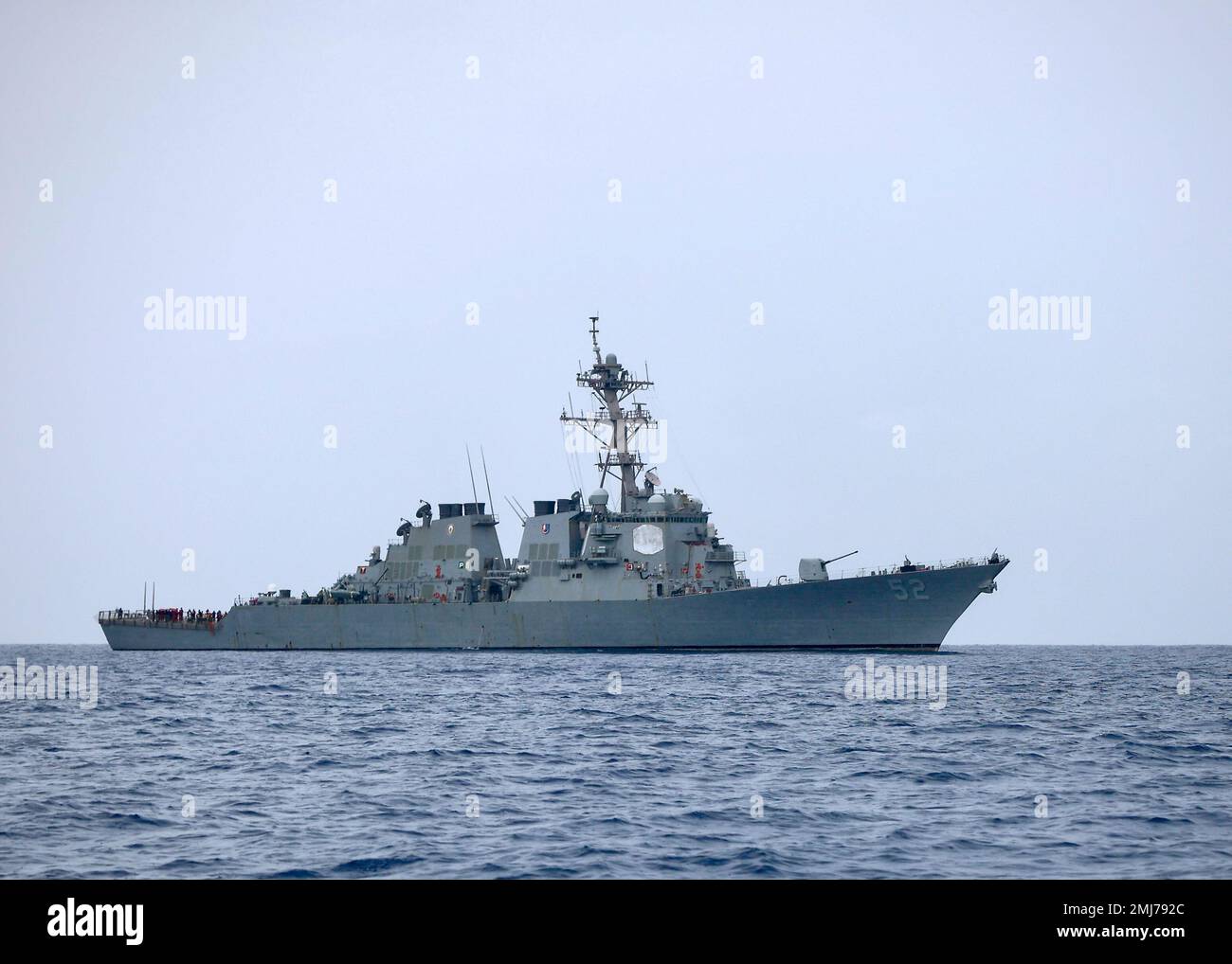 PHILIPPINE SEA (26. August 2022) – Arleigh Burke-Class Guided-Missile Destroyer USS Barry (DDG 52) Steams in the Philippine Sea, August 26. Barry ist dem Befehlshaber, der Task Force 71/Destroyer Squadron (DESRON) 15, der größten nach vorn eingesetzten DESRON der Marine und der Hauptstreitkräfte der US-7.-Flotte zugewiesen. Stockfoto