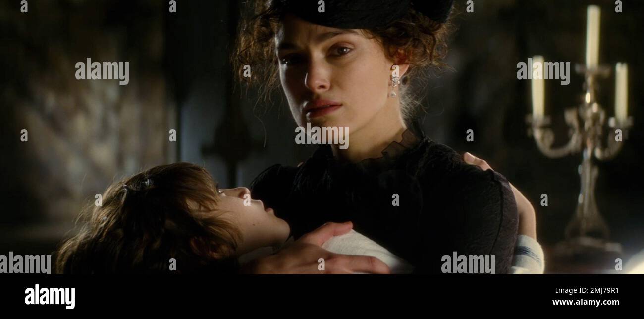 London.UK. Keira Knightley als Anna Karenina in einer Szene aus dem ©Focus-Film Anna Karenina (2012). Der neueste Film, der auf Leo Tolstoys Buch mit demselben Titel basiert, wird im September 2012 in Großbritannien Premiere finden. Ref.: LMK110-39725-060712. Bereitgestellt von LMKMEDIA. Nur Editorial. Landmark Media ist nicht der Urheberrechtsinhaber dieser Film- oder TV-Standbilder, sondern bietet einen Service nur für anerkannte Medienanbieter an. pictures@lmkmedia.com Stockfoto