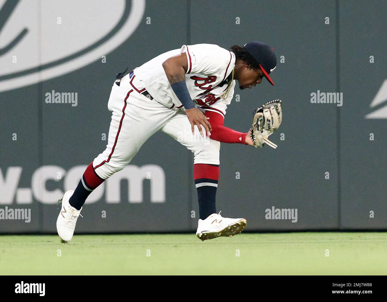Atlanta Braves centerfielder Ronald Acuna, Jr. makes a catch against the Washington Nationals during the fourth inning of a baseball game Saturday, Sept. 7, 2019, in Atlanta. (AP Photo/Tami Chappell) Stockfoto