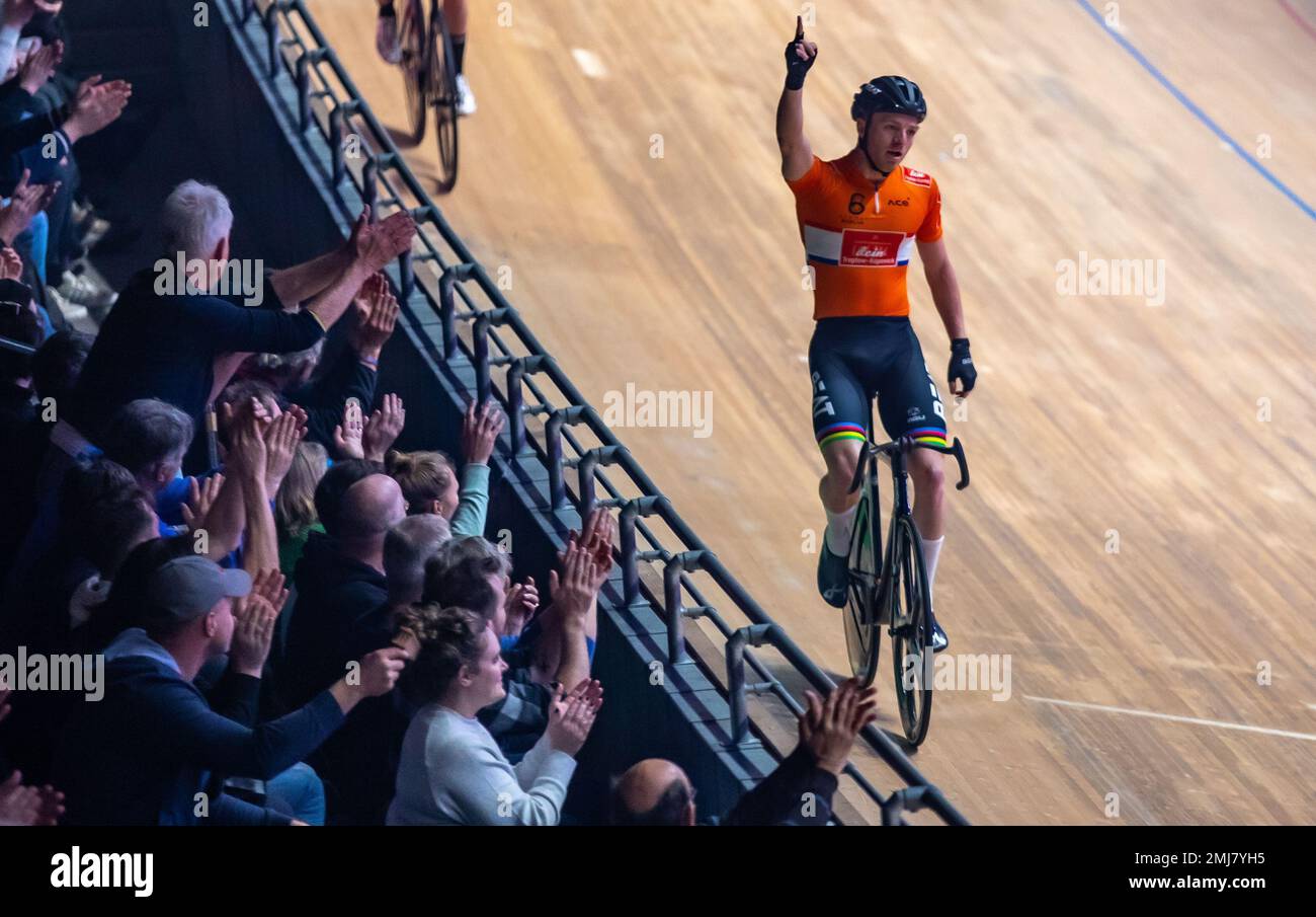 Berlin, Deutschland. 27. Januar 2023. Radfahren: Berlin 6-Tage-Rennen, Wolfram Champions Cup, Männer, Keirin, Velodrom. Die Teilnehmer fahren auf der Rennstrecke vor den jubelnden Zuschauern. Kredit: Andreas Gora/dpa/Alamy Live News Stockfoto