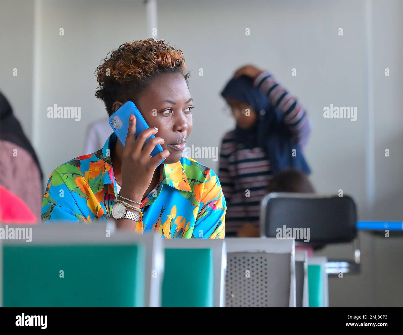 Zeitgenössische Kommunikation afrikanischer Einheimischer, Stone Town TZ Stockfoto