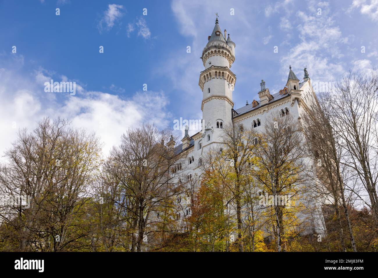 Schloss Neuschwanstein in Schwangau Deutschland, tiefer Blick auf den Turm an einem sonnigen Herbsttag. Stockfoto