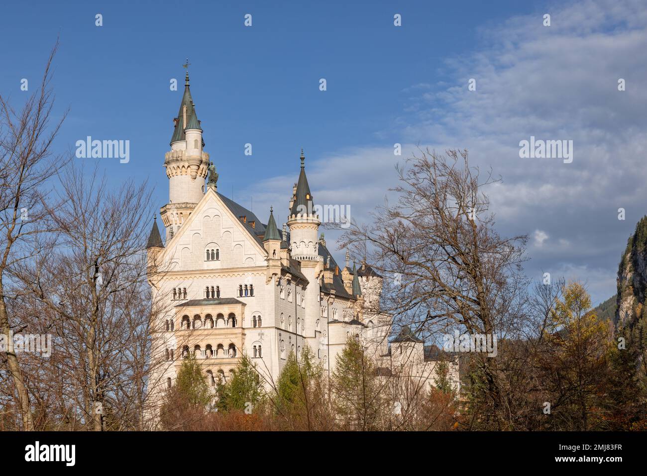 Schloss Neuschwanstein in Schwangau, Blick auf den Turm an einem sonnigen Herbsttag. Stockfoto