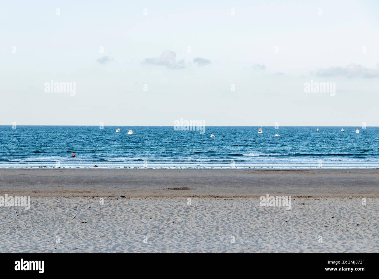 Vergnügungsboote am Strand von laredo einen Sommertag vom Strand entfernt Stockfoto