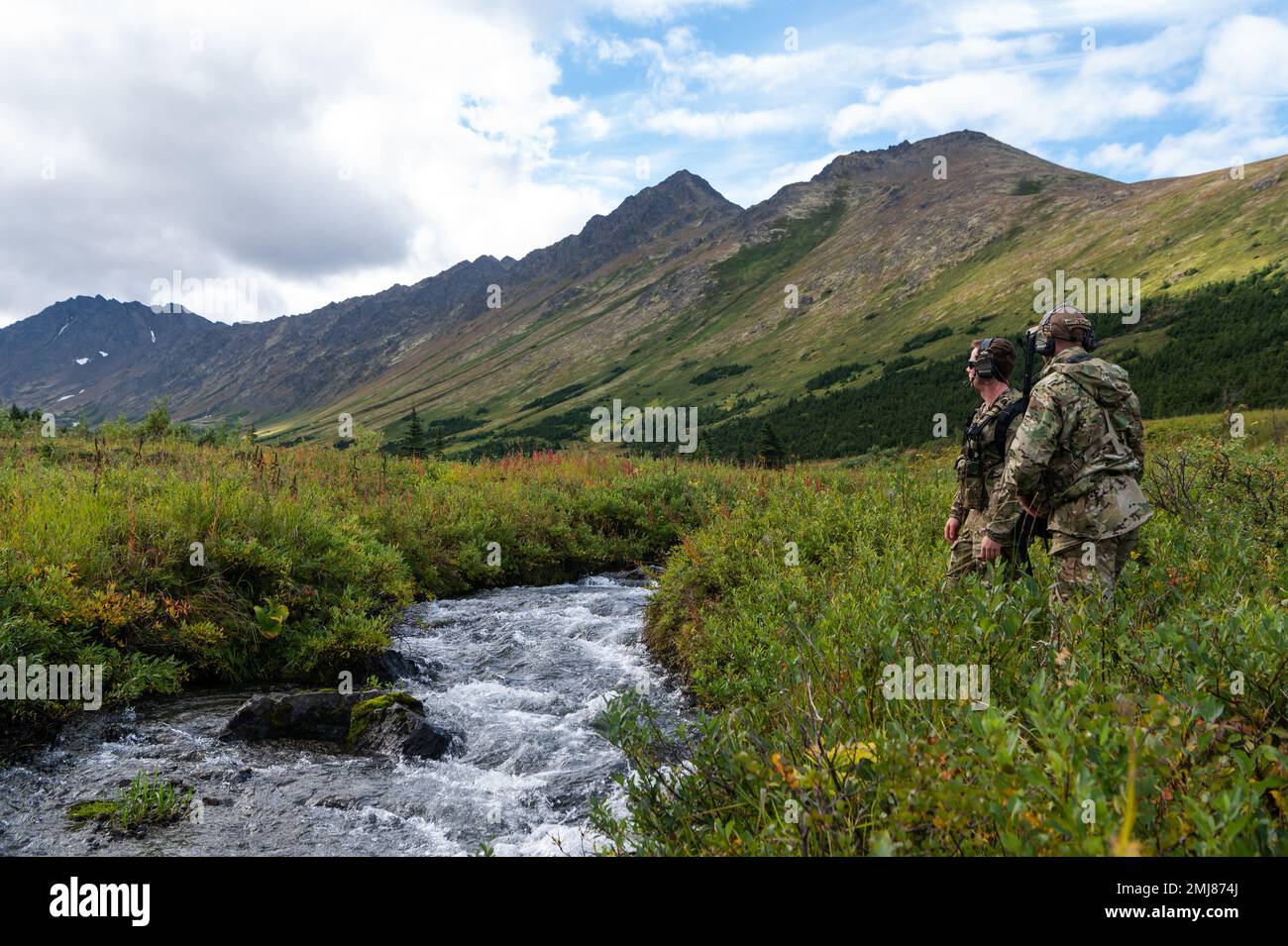 USA Air Force Tech. Sergeant Anthony Downs und Staff Sgt. Derek Bolton, Stabwetteroffiziere in Einheit 3, 1. Kampfwetterstaffel, untersuchen Geronimo Drop Zone im Vorfeld der anstehenden Flugeinsätze auf der Joint Base Elmendorf-Richardson, Alaska, 25. August 2022. Das 1. CWS bietet Vorausplanung der Atmosphäre und maßgeschneiderte Ausbeutungskapazitäten für Befehlshaber der Bodenstreitkräfte und Luftfahrzeuge. Stockfoto