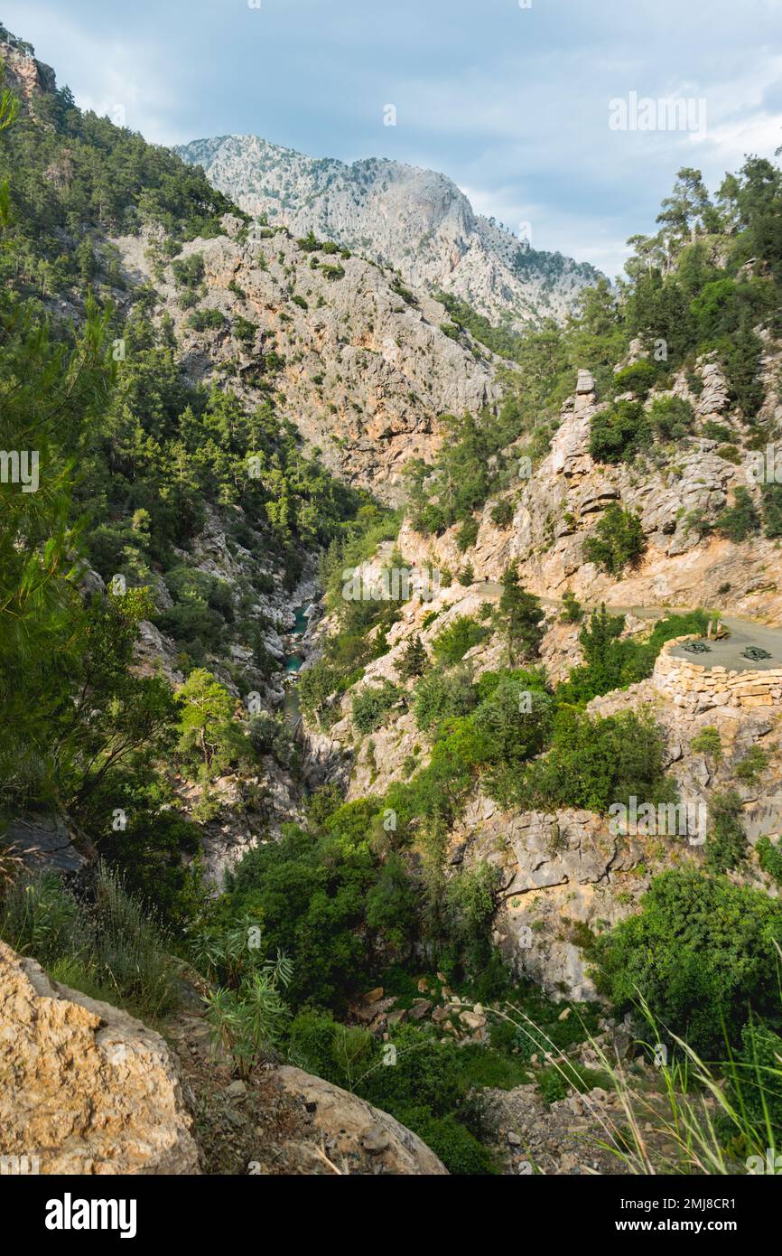 Touristen machen einen Spaziergang am Fluss im Goynuk Canyon. Blick aus der Vogelperspektive auf den Berghängen im Beydaglari Coastal National Park. Türkei. Stockfoto