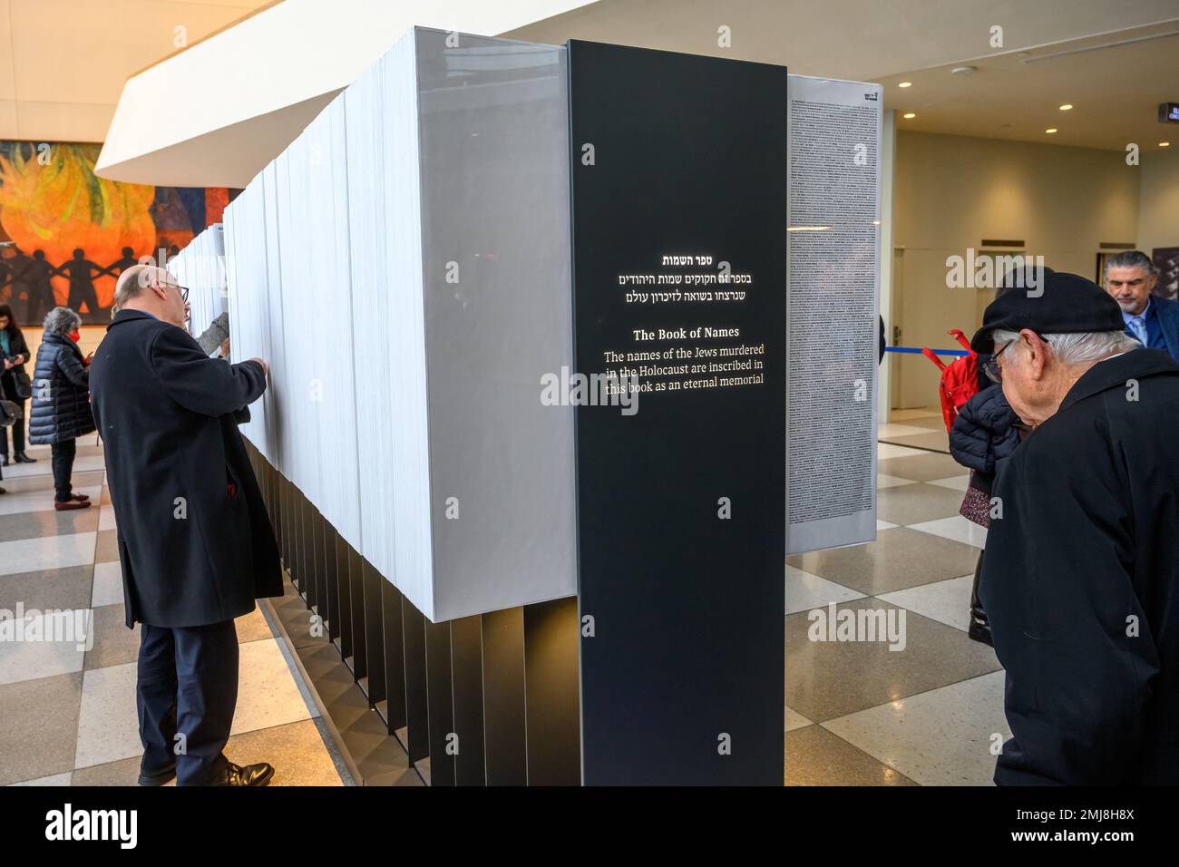 New York, USA. 27. Januar 2023. Die Teilnehmer des Internationalen Gedenkfeiertages zum Gedenken an die Opfer des Holocaust suchen im Yad Vashem Book of Names of Holocaust Victimers, einer Ausstellung aus Jerusalems Yad Vashem Museum, die im UN-Hauptquartier ausgeliehen wird, nach Verwandten. Kredit: Enrique Shore/Alamy Live News Stockfoto