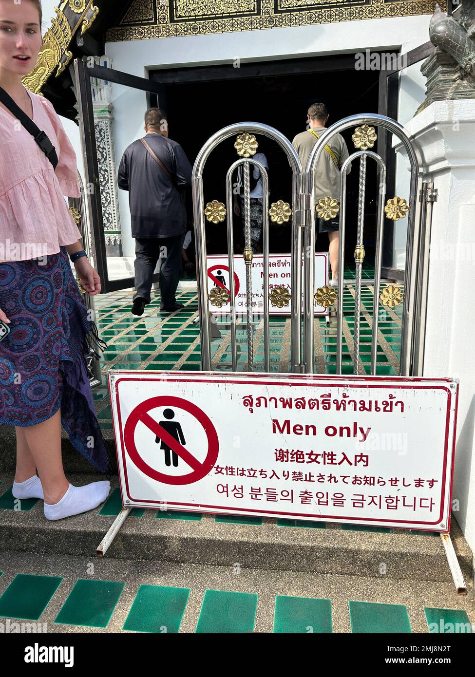 Mueang, Chiang Mai, Thailand, Detail, Schild, das Frauen den Zutritt zum Gebäude verbietet, vor dem Tor, im buddhistischen Tempel „Wat Chedi Luang“, weibliche Touristen reagieren Stockfoto
