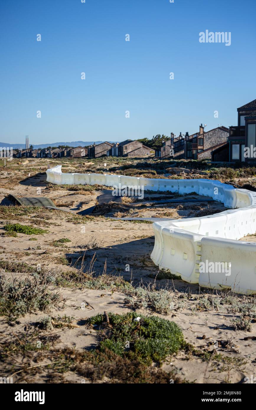 Schäden durch Gezeiten und Stürme entlang der Monterey Dunes-Kolonie Stockfoto