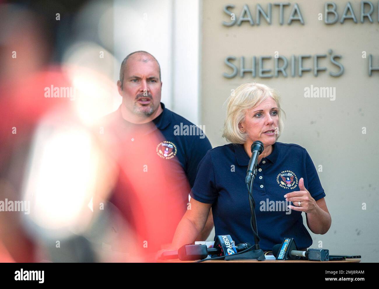 National Transportation Safety Board (NTSB) member Jennifer Homendi, left, with NTSB Investigator-in-charge, Adam Tucker, speaks at a news conference in Santa Barbara, Calif., Tuesday, Sept. 3, 2019. Homendi discussed the ongoing investigation of how the Conception diving boat became engulfed in flames and killed dozens on board. (AP Photo/Christian Monterrosa) Stockfoto