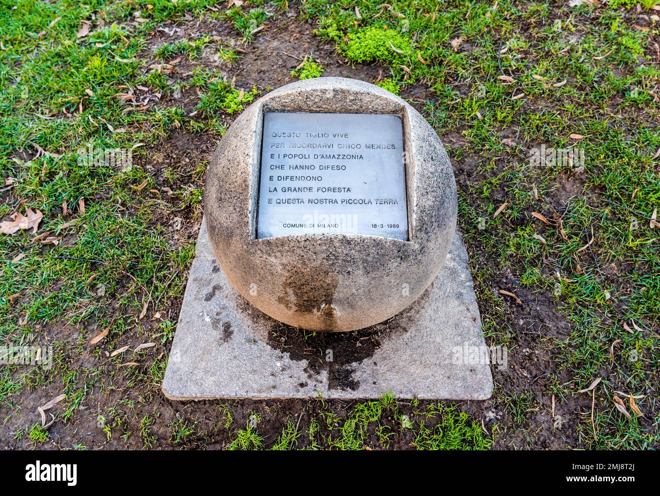 Plakette in der Nähe des Lindenbaums, gewidmet dem brasilianischen Gewerkschaftsführer und Umweltschützer Chico Mendes, Blumenbeet in der Largo dei Bersaglieri Straße, Mailand Stockfoto