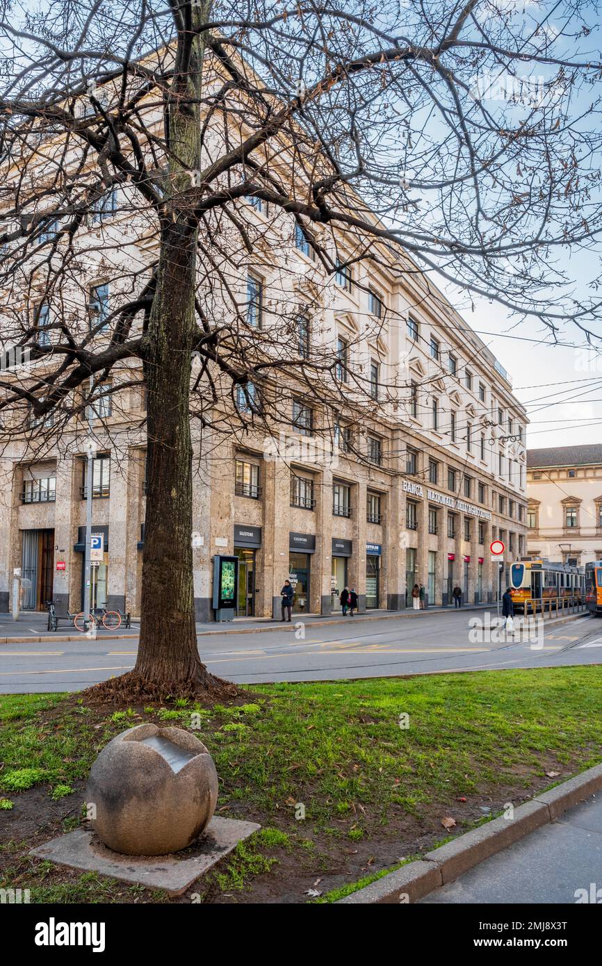 Linden-Baum gewidmet dem brasilianischen Gewerkschaftsführer und Umweltschützer Chico Mendes, Blumenbeet in der Largo dei Bersaglieri Straße, Mailand, Italien Stockfoto