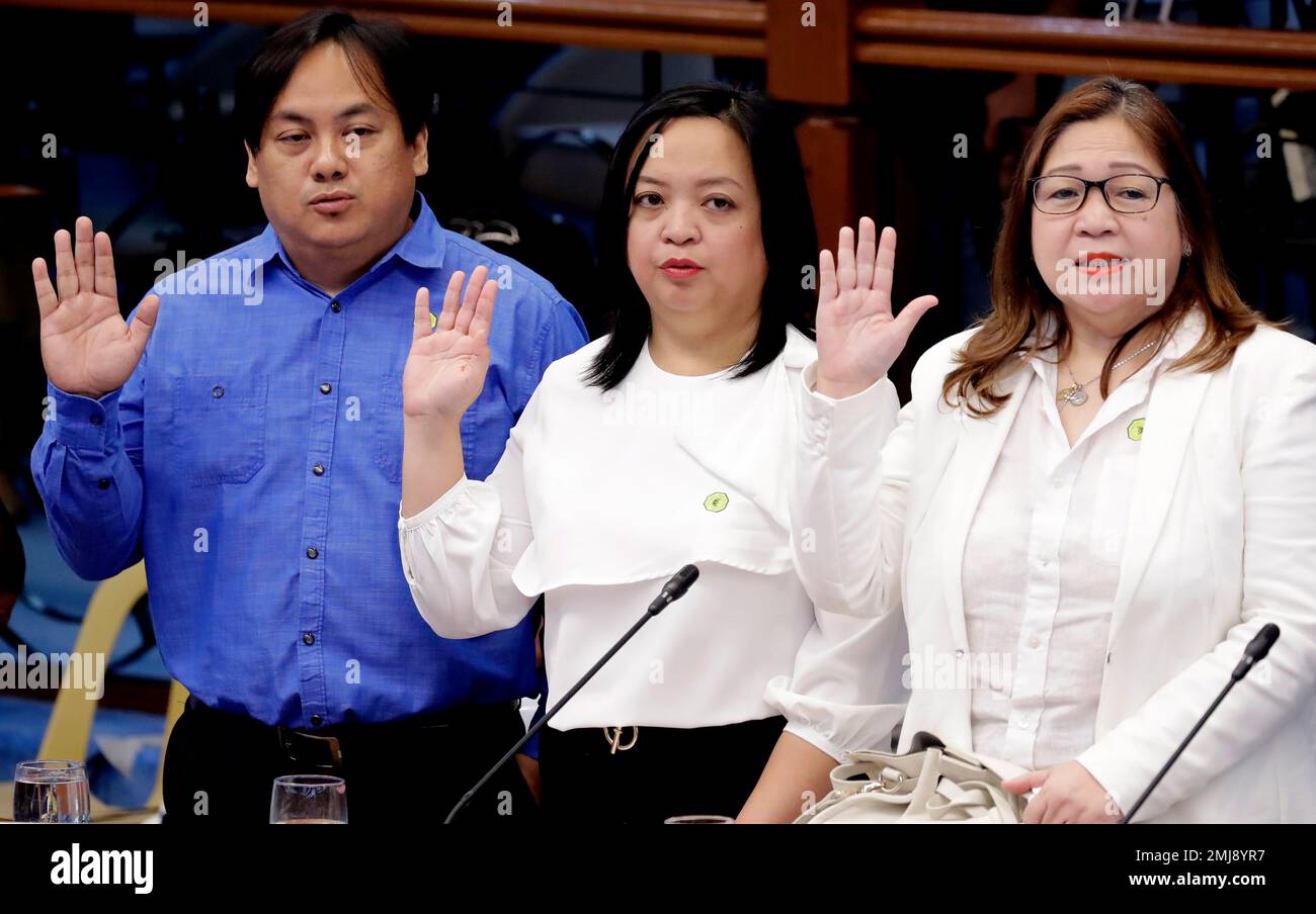 The family of convicted former Mayor Antonio Sanchez, from left, son Allan Antonio Sanchez, daughter Ave Marie Tonee Sanchez and wife Elvira Sanchez, take their oaths during the second straight day of the Senate probe in the failed attempt to release from prison the former Mayor, convicted in the rape and murders of two students in 1993 Tuesday, Sept. 3, 2019 in suburban Pasay city south of Manila, Philippines. Calls are mounting for the Bureau of Corrections Chief Nicanor Faeldon's resignation after his office allegedly permitted the release of nearly 2,000 convicted heinous criminals whose a Stockfoto