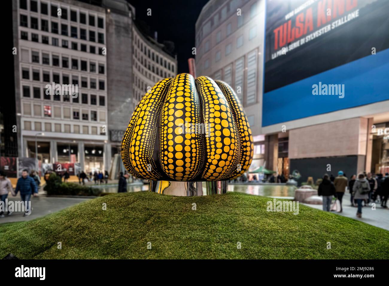 Gelb-schwarz gepunkteter Kürbis, hergestellt von Yayoi Kusama und vorübergehend auf dem Platz San Babila Anfang 2023 im Stadtzentrum von Mailand, Italien, installiert Stockfoto