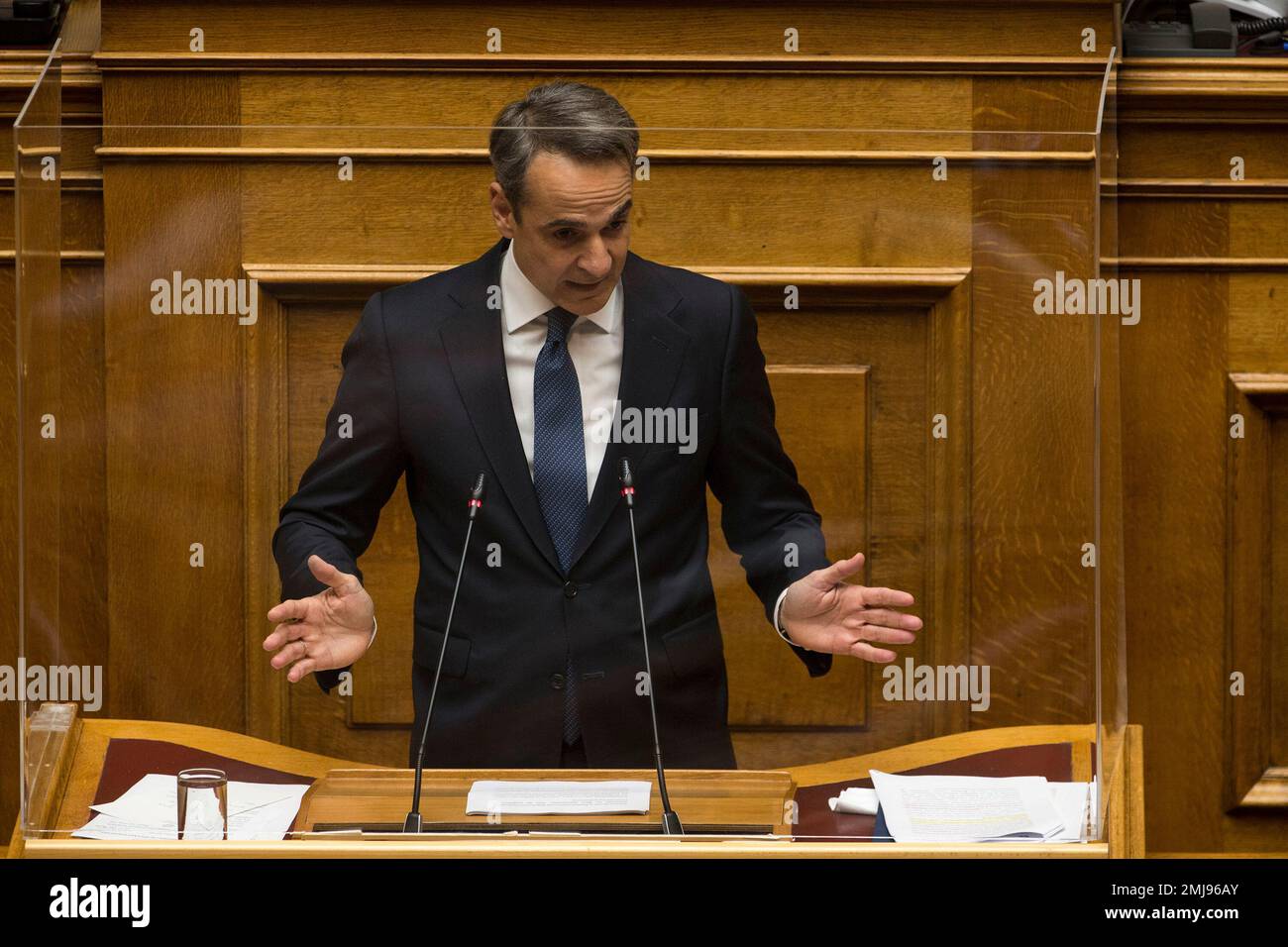 Athen, Griechenland. 27. Januar 2023. Der griechische Ministerpräsident Kyriakos Mitsotakis spricht am 27. Januar 2023 in Athen, Griechenland, vor dem Parlament. Am Freitag wurde ein Misstrauensantrag gegen die griechische Regierung wegen der Behauptung einer umfangreichen Abhörung überstimmt, wie die griechische nationale Rundfunkanstalt ERT berichtet hat. Kredit: Marios Lolos/Xinhua/Alamy Live News Stockfoto