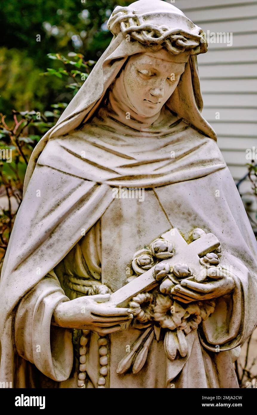 Eine Statue der heiligen Rose von Lima steht vor der katholischen Kirche St. Rose von Lima, 1. Januar 2023, in CODEN, Alabama. Stockfoto
