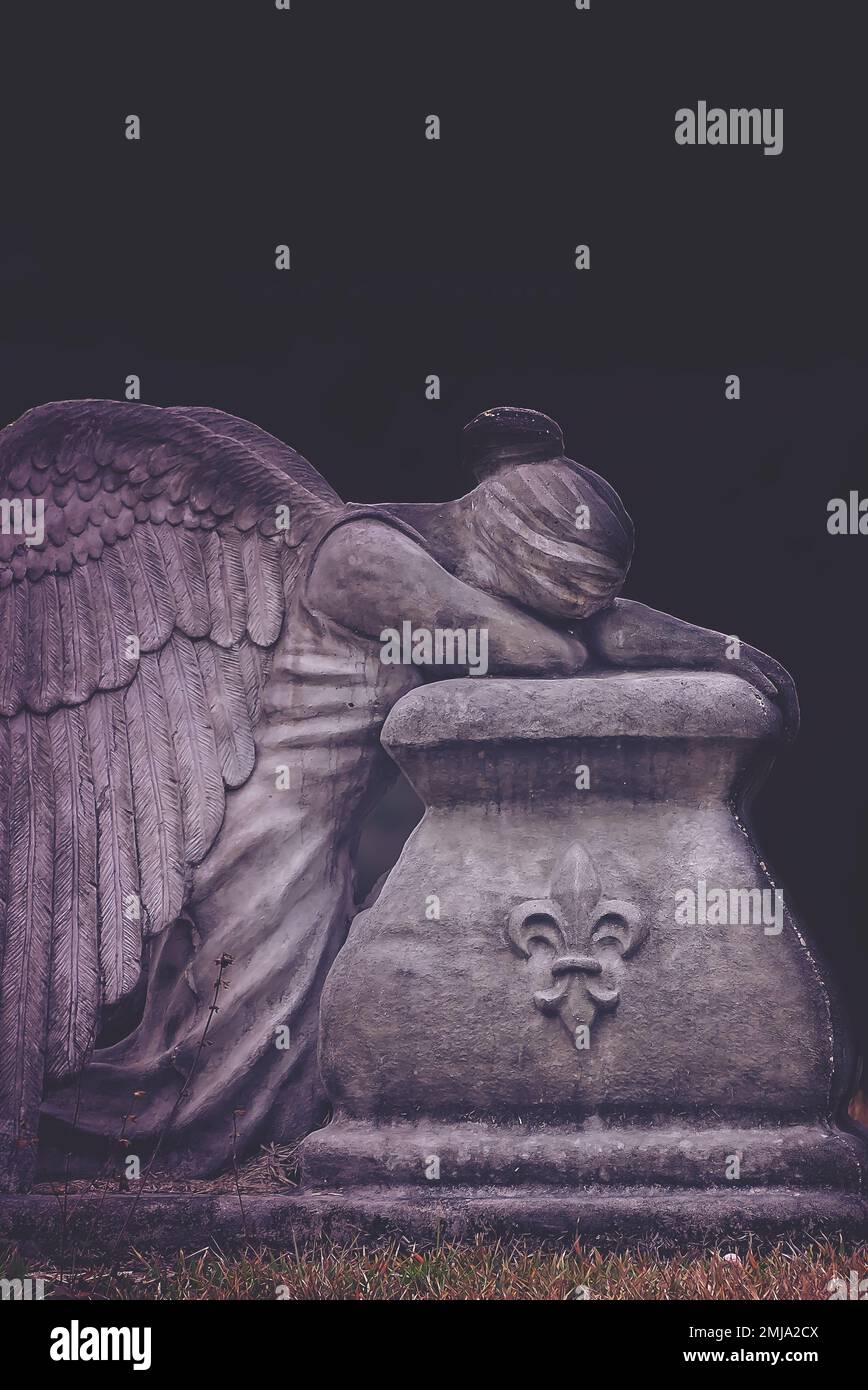 Ein weinender Engel wird in St. Rose of Lima Cemetery, 1. Januar 2023, in CODEN, Alabama. Urlaube sind schwierig für diejenigen, die ihre Lieben verloren haben. Stockfoto